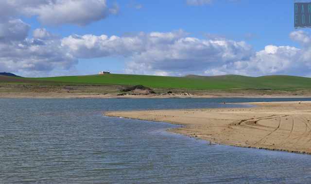 L'incanto di Serra del Corvo, lago violentato da rally, cacciatori e pesca di frodo
